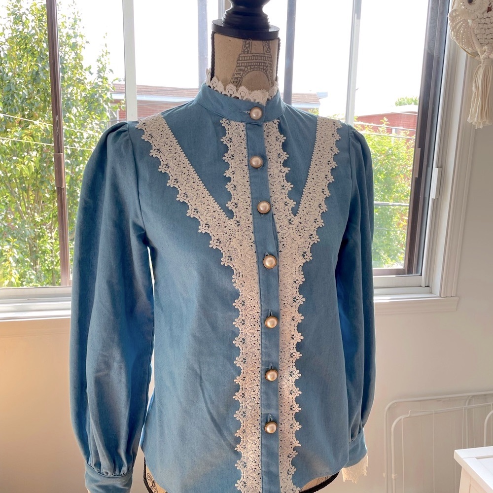 Button front lace trim top - Picture 2 of 8